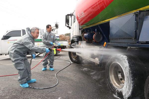 강호동 농협중앙회장(왼쪽)과&nbsp;조병옥 음성군수(오른쪽)은 5일 충북 음성 거점소독시설을 방문해 사료차량 소독 과정을 시연하고 있다. /사진=농협중앙회