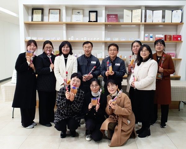 세계 여성의 날 기념행사 참석자들이 기념 촬영을 하고 있다. / 사진=유유제약