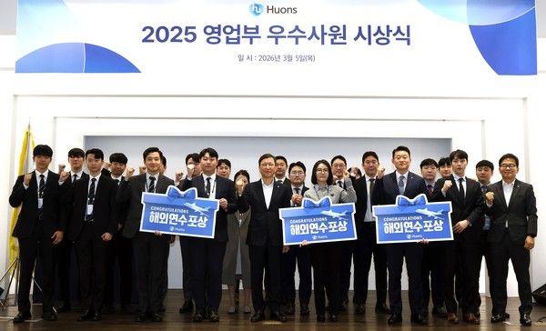 휴온스그룹 윤성태 회장(중앙)과 송수영 대표(최우측)가 휴온스 우수 영업사원들과 기념촬영을 하고 있다. / 사진=휴온스