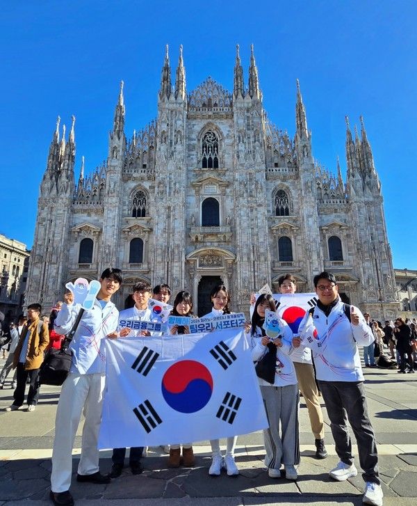 우리금융그룹이 운영한 대학생 특파원 ‘팀우리 서포터즈’가 올림픽 현지 취재 활동을 수행하며 이탈리아 밀라노 두오모(대성당) 앞에서 기념 촬영을 하고 있다. / 사진=우리금융그룹.
