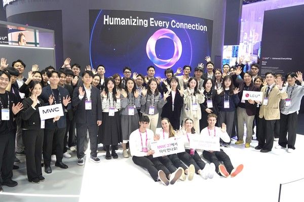 LG유플러스가 이달 2일부터 스페인 바르셀로나에서 열린 MWC26에서 선보인 '사람중심 AI'(Humanizing Every Connection) 기술이 글로벌 통신 업계 관계자들의 주목을 받으며 성황리에 전시를 마무리했다고 밝혔다. 사진은 스페인 바르셀로나에서 공개된 LG유플러스 MWC26 전시관에서 임직원들이 내년 MWC에 대한 기대감을 드러내는 모습. /사진=LG유플러스