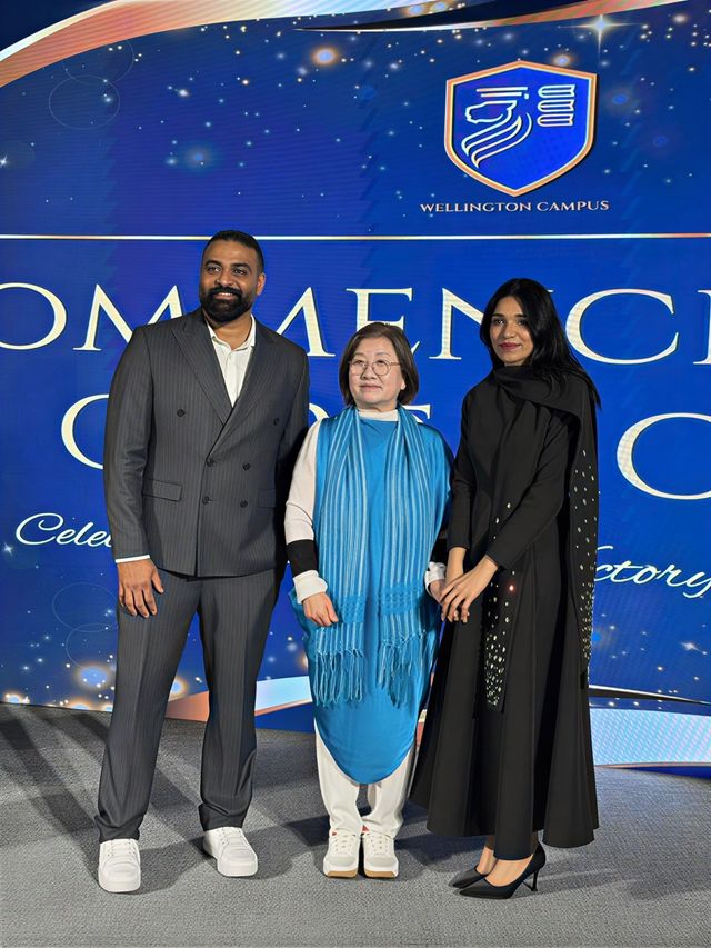 전옥이 제이링크코리아·국제e스포츠진흥원 이사장(가운데)이 최근 아랍에미리트(UAE) 두바이에 있는 웰링턴캠퍼스에서 관계자들과 기념촬영을 하고 있다. / 사진=제이링크코리아