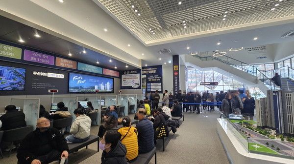 두산건설이 6일 경기 수원시 장안구 영화동 '두산위브 더센트럴 수원' 견본주택 문을 열고 분양에 나섰다./사진=두산건설