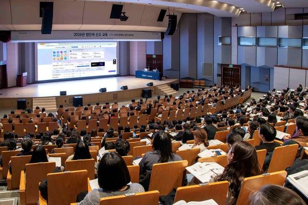 더존비즈온이 전국 주요도시에서 개최한 '2026년 법인세 신고 교육'이 성황리에 마무리된 가운데, AI 법인 세무조정 등 세무회계사무소의 업무 효율을 높일 수 있는 다양한 해법을 제시하며 참석자들의 높은 관심을 받았다. /사진=더존비즈온