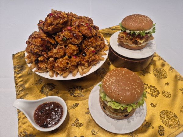 오는 12일 전국 맘스터치 매장에서 선보이는 '후덕죽 컬렉션' 3종 /사진=맘스터치