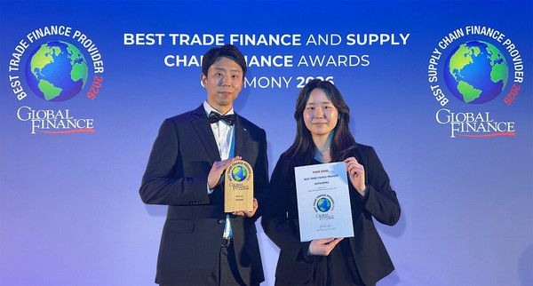 하나은행은 지난 4일(현지 시각) 글로벌 금융·경제 전문지 '글로벌파이낸스'가 선정하는 '2026 대한민국 최우수 무역금융 은행상'을 수상했다. 이날 시상식에 참석한 하나은행 직원들이 기념 촬영을 하고 있다. / 사진=하나은행.