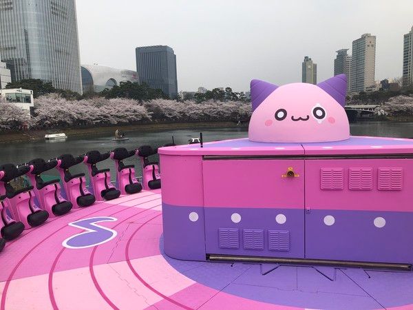 중앙에 놓인 핑크빈과 함께 위아래, 왼쪽오른쪽으로 빠르게 회전하는 '자이로 스핀' /사진=김현정 기자