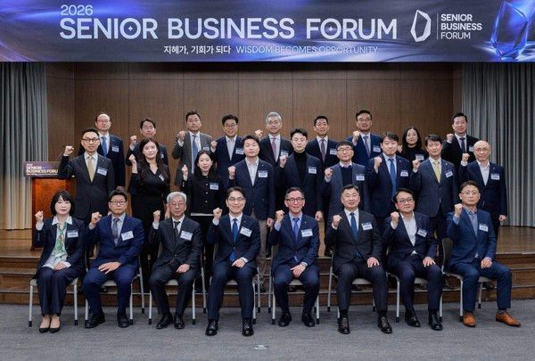 지난달 31일 서울 중구 은행연합회 국제회의실에서 열린 시니어 비즈니스 포럼 정기총회에서 신한라이프 천상영 사장(첫째 줄 왼쪽에서 네 번째)과 신한라이프케어 우석문 대표(첫째 줄 왼쪽에서 다섯 번째)를 비롯해 각 회원사를 대표하는 참석자들이 기념 촬영을 하고 있다. / 사진=신한라이프케어.