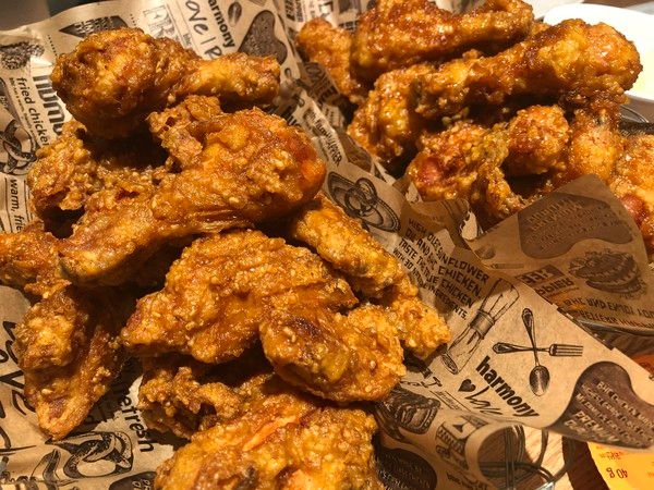 bhc의 신메뉴 '쏘이갈릭킹'은 '오리지널' 맛과 '허니' 맛 두 가지로 출시된다. 마늘 조각과 깨를 배합한 배터믹스(튀김옷 반죽)가 특징이다. /사진=김현정 기자