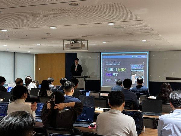 지난달 12일 IBK기업은행 본점에서 AI&TECH센터 직원이 본점 직원들을 대상으로 바이브코딩 강의를 진행하고 있다. / 사진=IBK기업은행.