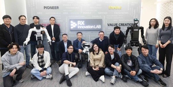 LG CNS RX 이노베이션 랩 출범식에서 임직원들이 기념사진을 촬영하고 있다. LG CNS CEO 현신균 사장(윗줄 오른쪽 네 번째), 스마트물류&시티사업부장 이준호 전무(윗줄 왼쪽 다섯 번째), CTO 박상엽 상무(윗줄 오른쪽 세 번째), 스마트물류센터/로봇사업담당 명창국 상무(윗줄 왼쪽 네 번째). /사진=LG CNS