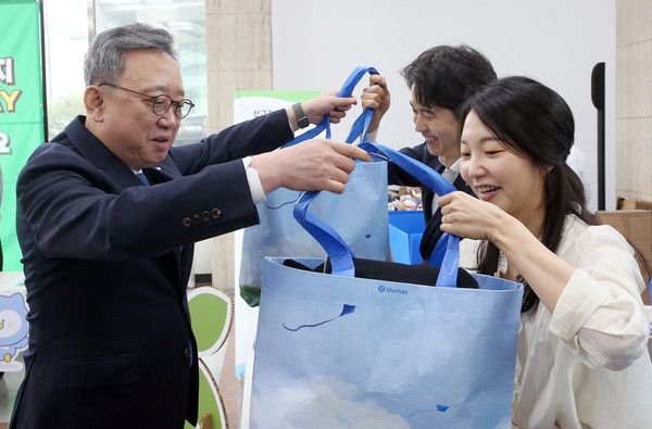 지난달 27일 의류순환 DAY 행사에서 정상혁 신한은행장이 의류를 기부하고 있다. / 사진=신한금융그룹.