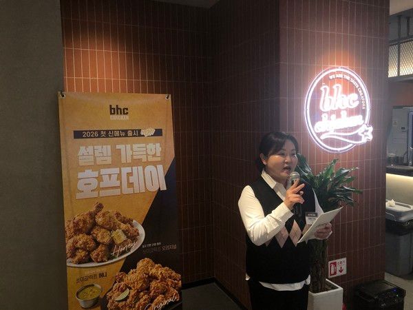 bhc 최백진 차장이 신메뉴 '쏘이갈릭킹'의 개발 과정을 소개하고 있다. /사진=김현정 기자