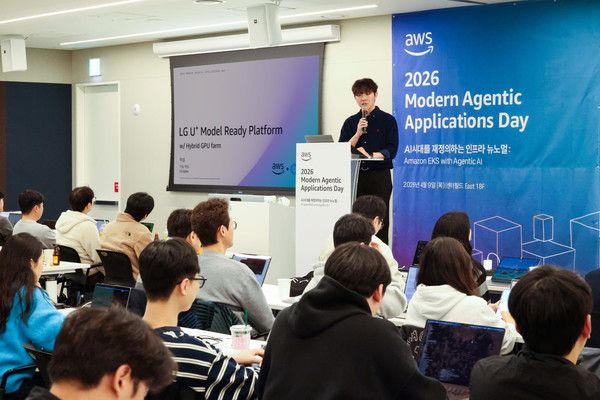 LG유플러스는 아마존웹서비스(AWS)가 주최한 '2026 Modern Agentic Applications Day' 행사에서 AI 모델을 실제 서비스로 안정적으로 운영하기 위한 플랫폼 구축 사례를 공개했다고 10일 밝혔다. /사진=LG유플러스