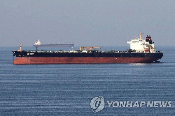 호르무즈 해협 통과하는 유조선 / 사진=연합뉴스