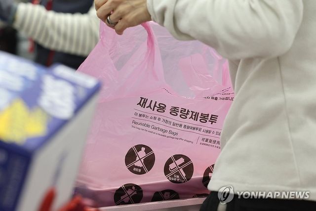 중동 전쟁 장기화로 나프타 등 원료 수급에 어려움을 겪고 있는 가운데 지난 5일 서울의 한 대형마트에서 한 고객이 종량제 봉투를 구매해 사용하고 있다. / 사진=연합뉴스