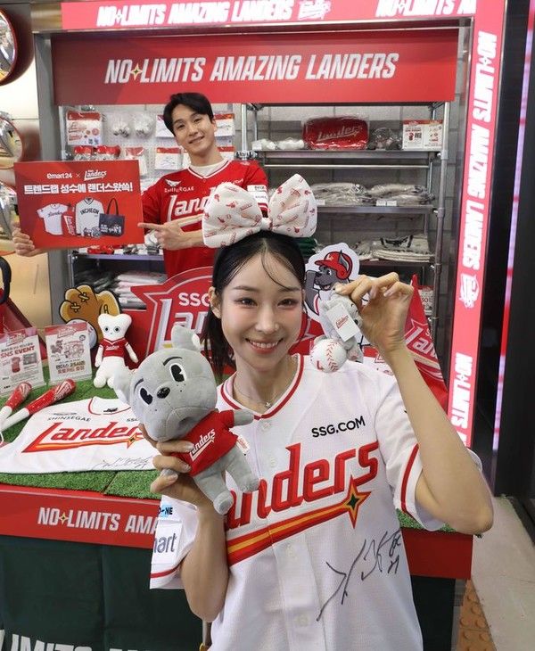 이마트트렌드랩성수점은 16일까지 'SSG 랜더스' 콘셉트의 브랜드 팝업존을 연다. /사진=이마트24