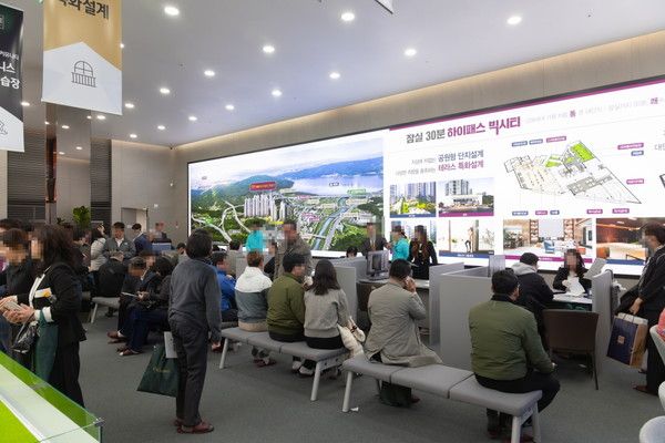 '썬밸리 오드카운티 가평설악' 견본주택 모습, 내부 상담석과 전시 공간이 방문객들로 인해 북적이고 있다./사진=동광종합토건