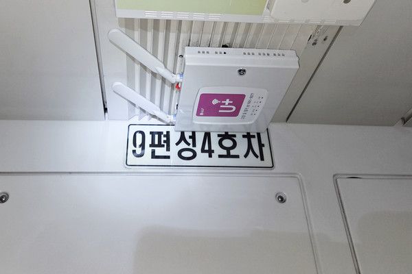LG유플러스는 부산교통공사와 함께 부산도시철도 열차 내 와이파이 서비스를 5G 기반으로 고도화하며 고객의 무선인터넷 이용 환경 개선에 나선다고 15일 밝혔다. 사진은 3호선 객차 내에 5G 라우터가 설치된 모습. /사진=LG유플러스