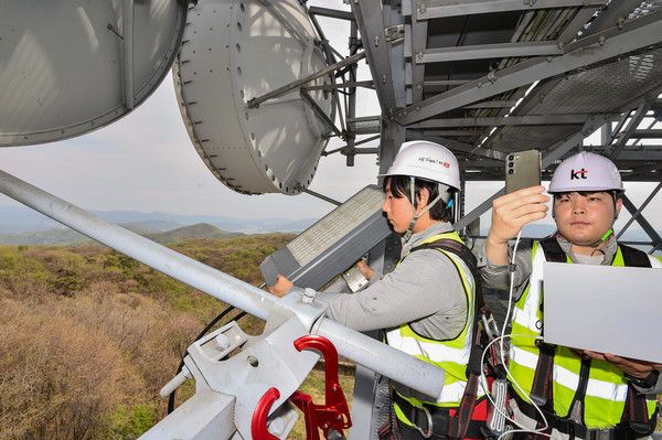 KT 직원들이 산불조심기간 긴급복구훈련을 실시하는 모습. /사진=KT
