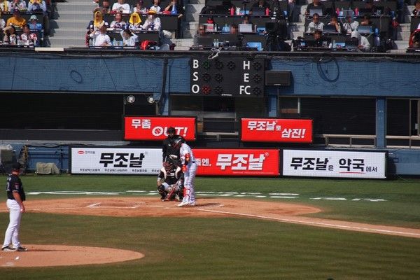 잠실야구장 무조날 광고 모습 / 사진=한미약품