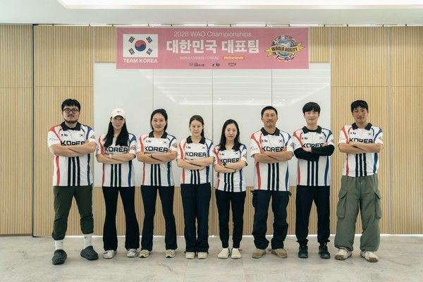 도그 스포츠 분야 대규모 국제대회인 '2026 WAO(World Agility Open) 챔피언십'에 참가하는 대한민국 대표팀이 지난 11일 더존비앤씨티의 강아지숲에서 출정식을 갖고 기념촬영을 하고 있다. /사진=더존비앤씨티 강아지숲
