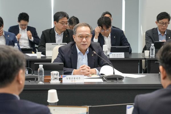 NH농협금융지주 이찬우 회장이 지난 15일 제2차 '생산적금융 특별위원회' 회의를 주재하고 있다. / 사진=NH농협금융지주.