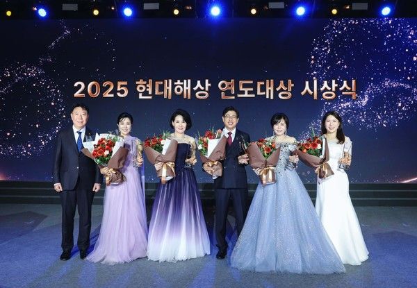현대해상은 16일 서울 워커힐 호텔에서 '2025 현대해상 연도대상 시상식'을 개최했다. 시상식에 참석한 이석현 대표이사, '현대명장’ 이경희 씨, 남상분 씨, 한성주 씨, 방미자 씨, 강여량 씨(왼쪽부터 순서대로)가 기념 사진을 촬영하고 있다. / 사진=현대해상
