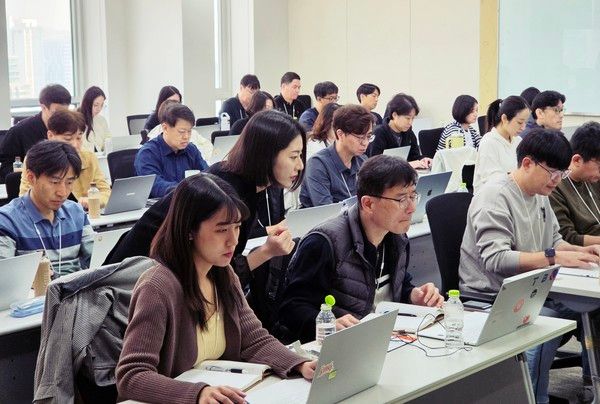 SK브로드밴드는 사내 구성원 대상으로 본사(서울 중구 소재)에서 'AI Agent Lab' 과정을 상시 운영 중이다. 과정에 참여한 SK브로드밴드 구성원이 직접 에이전트를 만들고 있다. /사진=SK브로드밴드