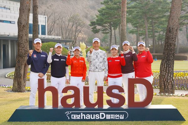 대보그룹 최등규 회장과 대보골프단 선수들. (왼쪽부터) 김범수, 최민철, 양효진, 최등규 회장, 서어진, 황민정, 송은아. /사진=대보그룹