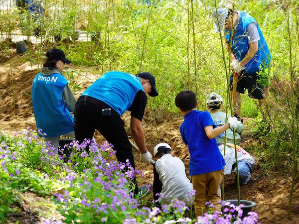 HK이노엔 임직원과 가족들이 멸종위기종 레서판다의 먹이원인 대나무를 식재하고 있다. / 사진=HK이노엔
