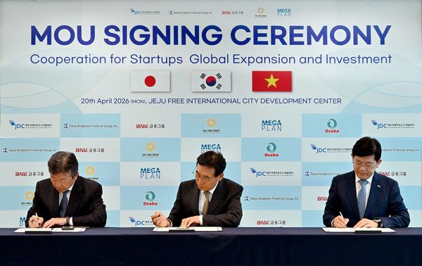 BNK금융그룹은 지난 20일 제주도에서 제주국제자유도시개발센터(JDC), 일본 키라보시금융그룹, 베트남 탄롱그룹과 '스타트업 해외 사업 진출 지원을 위한 업무협약'을 체결했다고 밝혔다. / 사진=BNK금융그룹