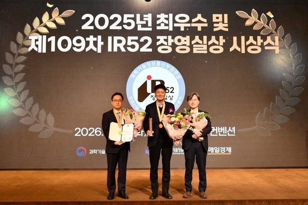 한미약품 최인영 R&D센터장(가운데)과 배성민 상무(오른쪽), 김대진 상무(왼쪽)가 지난 14일 서울 용산구 피스앤파크 컨벤션에서 열린 IR52 장영실상 시상식에서 기념촬영을 하고 있다. / 사진=한미약품