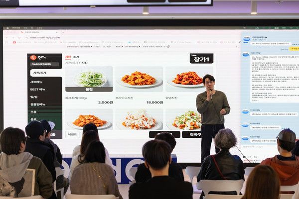 티오더 권성택 대표가 6일 영등포구 티오더 본사에서 진행된 '티오더 소상공인 AI 클래스'에서 티오더GPT 관련 교육을 진행하고 있다. /사진=티오더