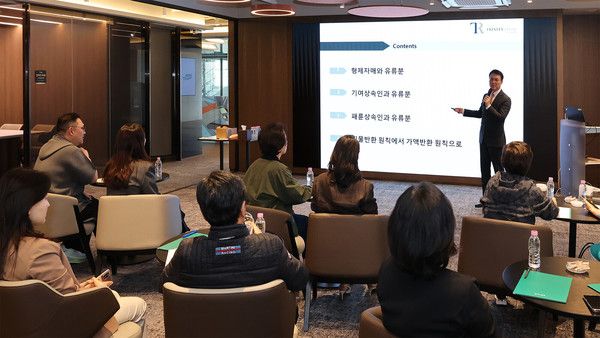 하나은행은 지난 21일 서울 삼성동 소재 Club1PB센터에서 '상속권 및 유류분 제도 맞춤형 전략 세미나'를 개최했다. 이날 세미나에 참석한 손님을 대상으로 강연이 진행되고 있다. / 사진=하나은행
