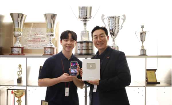 웰컴저축은행 브랜드마케팅팀이 유튜브 구독자 10만 명 달성을 의미하는 실버버튼을 들고 기념 촬영을 하고 있다. / 사진=웰컴저축은행