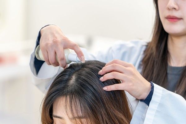 한국콜마 헤어연구팀 연구원이 스칼프 선에센스 테스트를 진행하고 있다. / 사진=한국콜마