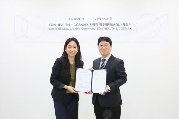 경기 성남시 코스맥스&nbsp;R&I센터에서 정기연 이온헬스 대표(왼쪽)와 박천호 코스맥스비티아이 R&I유닛 연구원장이 기념촬영을 하고 있다. /사진=코스맥스-이온헬스
