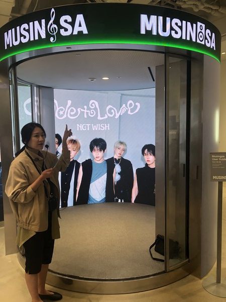 권아영 오프라인커머스팀이 지하 1층에 마련된 엔터테인먼트 공간 '무싱사'를 소개하고 있다. /사진=김현정 기자