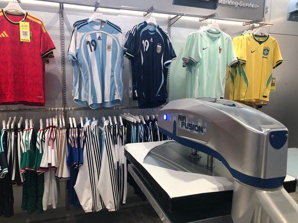 좋아하는 스포츠 선수의 이름과 등번호를 프린팅해주는 커스터마이징 장비 /사진=김현정 기자