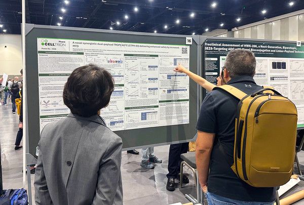 셀트리온제약, 'AACR 2026' 참관객들이 셀트리온제약의 ADC 듀얼페이로드 2종 연구성과에 대한 설명을 듣고 있다. / 사진=셀트리온제약