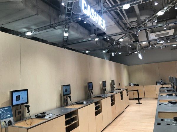 고객이 직접 상품을 스캔하고 결제하는 '무신사 셀프포스' 공간 /사진=김현정 기자