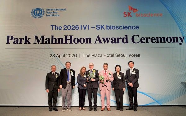 지난 23일 서울플라자호텔에서 개최된 '2026 국제백신연구소(IVI)–SK바이오사이언스 박만훈상' 시상식에서 주요 참석자들이 기념 촬영을 하고 있다. / 사진=SK바이오사이언스