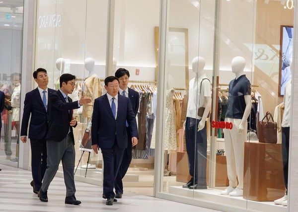 신동빈 롯데그룹 회장(오른쪽 두번째)이 23일 베트남 하노이에 위치한 롯데몰 웨스트레이크 하노이를 찾아 롯데몰을 시찰하고 있다. /사진=롯데그룹