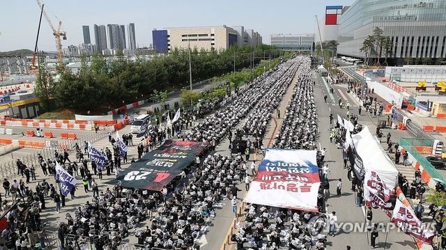 지난 23일 경기도 평택시 삼성전자 평택캠퍼스 앞에서 열린 삼성전자 노동조합 공동투쟁본부의 '투명하게 바꾸고, 상한폐지 실현하자-4/23 투쟁 결의대회'. / 사진=연합뉴스