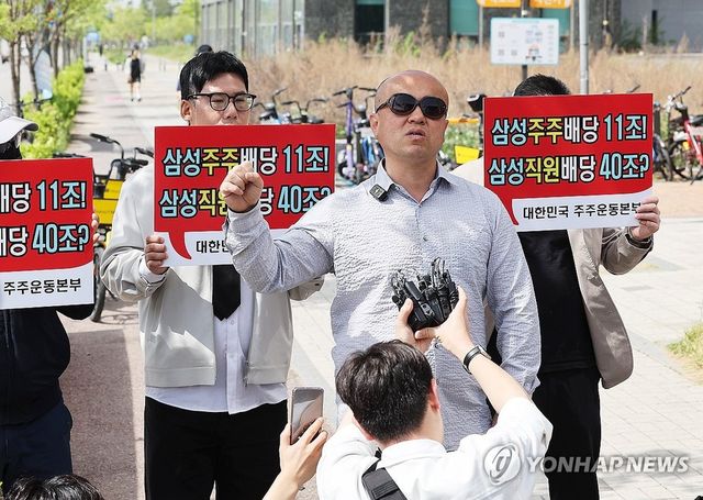 지난 23일 삼성전자 노동조합 공동투쟁본부 투쟁 결의대회가 열린 경기도 평택시 삼성전자 평택캠퍼스 인근에서 노조의 집회에 반대하는 대한민국 주주운동본부 관계자들이 결의문을 읽고 있다. / 사진=연합뉴스