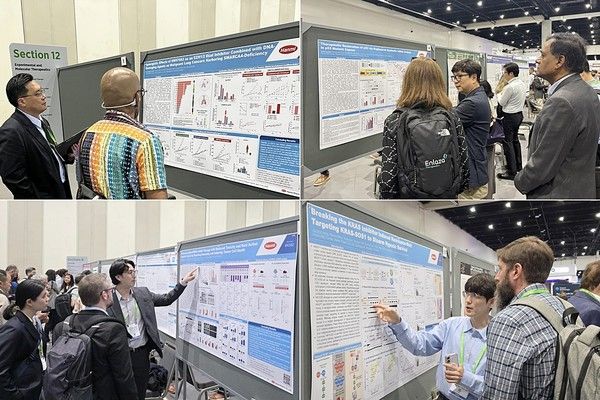 한미약품 R&D센터 연구원들이 4월 17일부터 22일(현지시각)까지 미국 샌디에이고에서 열린 '미국암연구학회(AACR 2026)'에서 혁신 항암신약 연구 결과가 담긴 포스터 내용을 참석자들에게 설명하고 있다. / 사진=한미약품
