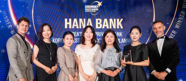 하나은행은 세계적인 금융 전문지 유로머니(Euromoney)가 주관하는 'Private Banking Awards 2026'에서 '대한민국 최우수 PB은행'賞과 '대한민국 최우수 가업승계'賞을 동시에 수상했다. 이날 시상식에 참석한 한채란 아시아선수촌PB센터 Gold PB부장, 진성숙 압구정PB센터 Gold PB부장, 구연정 올림픽파크포레온 VIP PB부장, 송숙영 내자동 VIP PB부장, 이미라 신제주 VIP PB팀장(사진 왼쪽 두번째부터 다섯번째)이 다니엘 셰인(Daniel Shane) 유로머니 글로벌 프라이빗 뱅킹 총괄(사진 왼쪽 일곱번째) 및 사회자(사진 왼쪽 첫번째)와 함께 기념촬영을 하고 있다.사진=하나은행