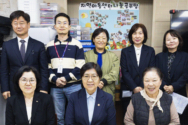 정은경 보건복지부 장관(첫 번째 줄 왼쪽에서 두 번째), 이상진 보건복지부 인구아동정책관(두 번째 줄 왼쪽에서 첫 번째)과 김경남 KB금융지주 ESG본부장(전무)(첫 번째 줄 왼쪽에서 첫 번째)이 지난 27일 서울 마포구 소재 야간 연장돌봄 센터를 현장 방문해 기념 촬영을 하고 있다. / 사진=KB금융그룹