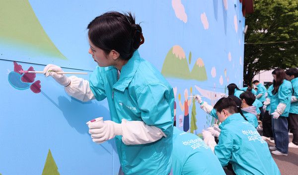 하나금융그룹은 그룹의 새로운 100년의 역사를 열어갈 인천 청라 하나드림타운 완공에 앞서 인천지역 환경개선을 통한 포용가치 확산을 위해 발달장애인 미술공모전 '하나 아트버스' 수상자와 함께하는 벽화조성 봉사활동을 실시했다. 지난 28일 인천 서구 소재 연희노인문화센터에서 진행된 벽화조성 봉사활동에 참여한 하나금융그룹 임직원이 벽화를 조성하며 지역사회에 따뜻한 메시지를 전하고 있다. / 사진=하나금융그룹